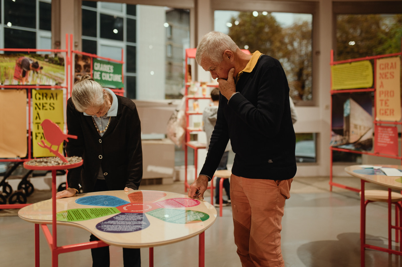 Photo d'un enfant posant un poid sur une balance lors d'une activité ludique de l'exposition graines